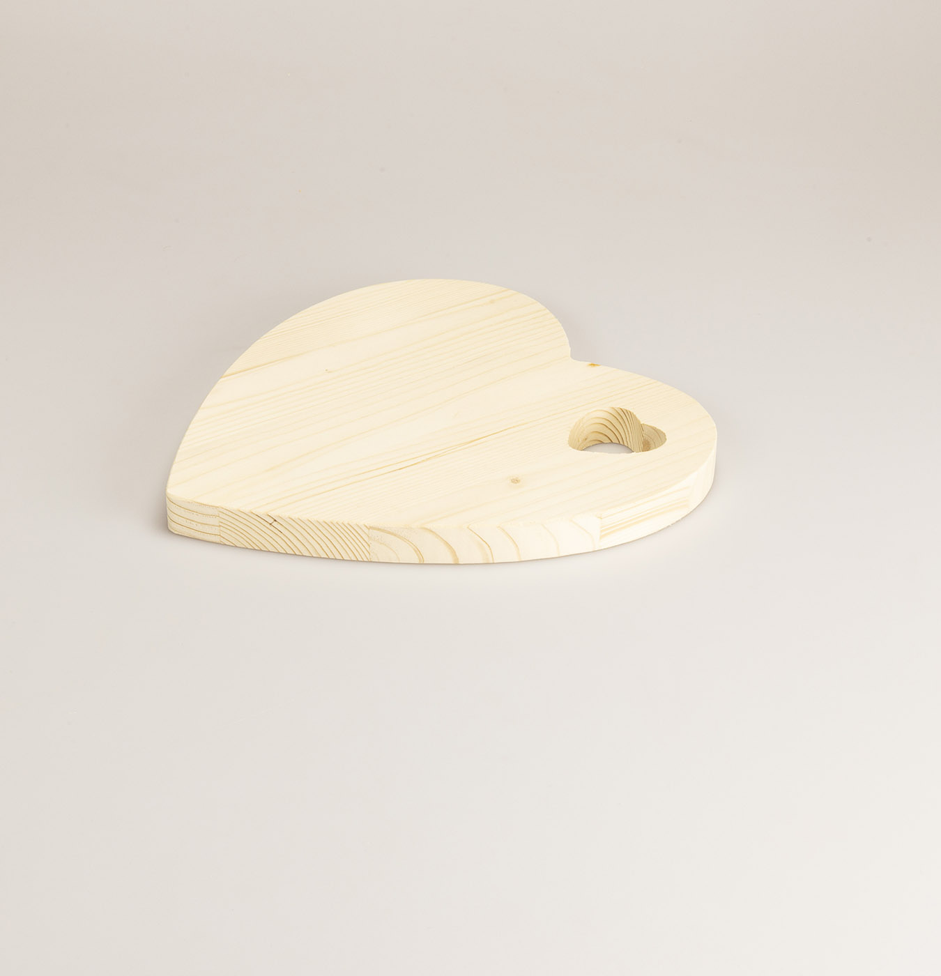 Tagliere da cucina a forma di cuore in legno di abete. Può essere utilizzato anche come vassoio da portata.