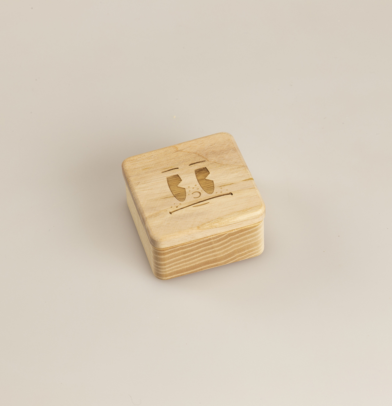 Scatola con coperchio magnetico in legno di frassino