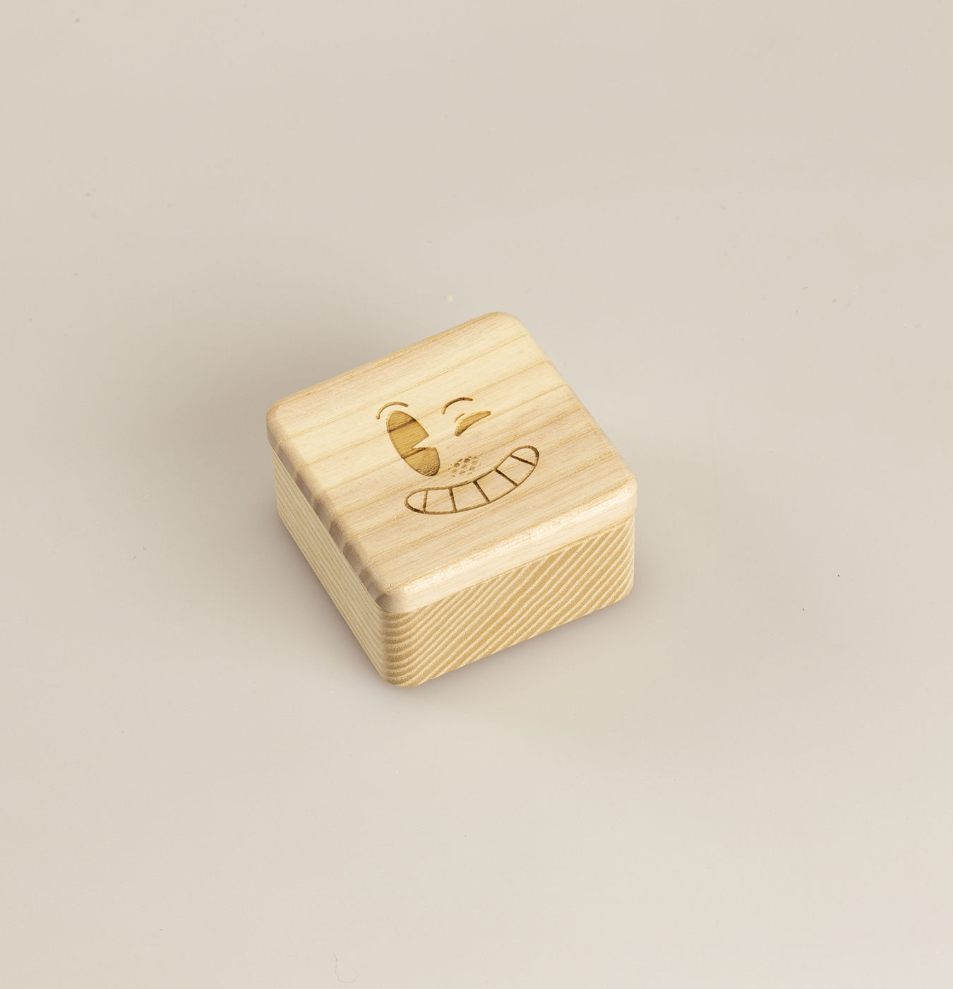 Scatola con coperchio magnetico in legno di frassino