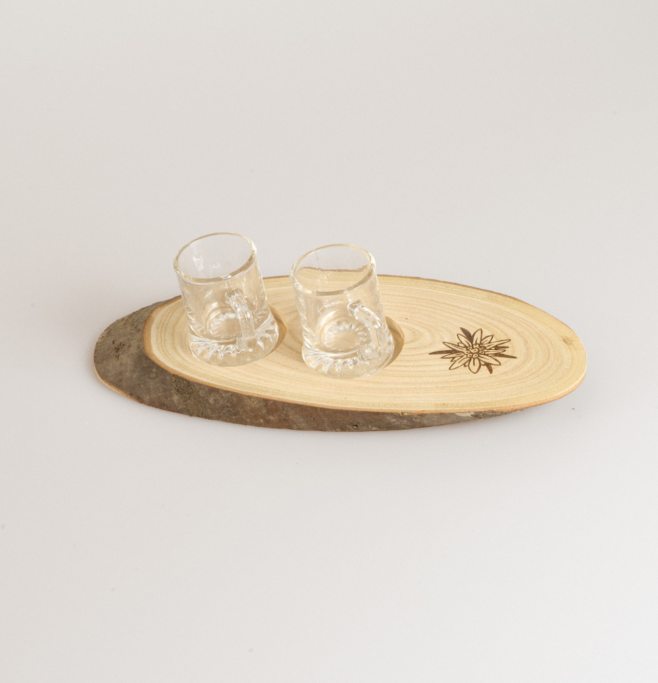 Portabicchierini in legno per ospitare piccoli bicchierini da grappa o tazzine da caffè.