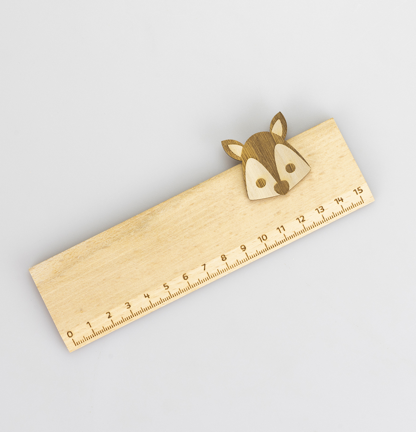 righello in legno con applicazione