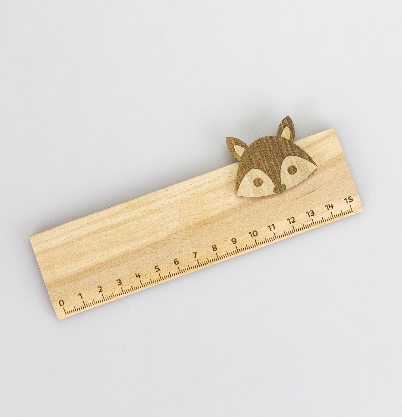 righello in legno con applicazione