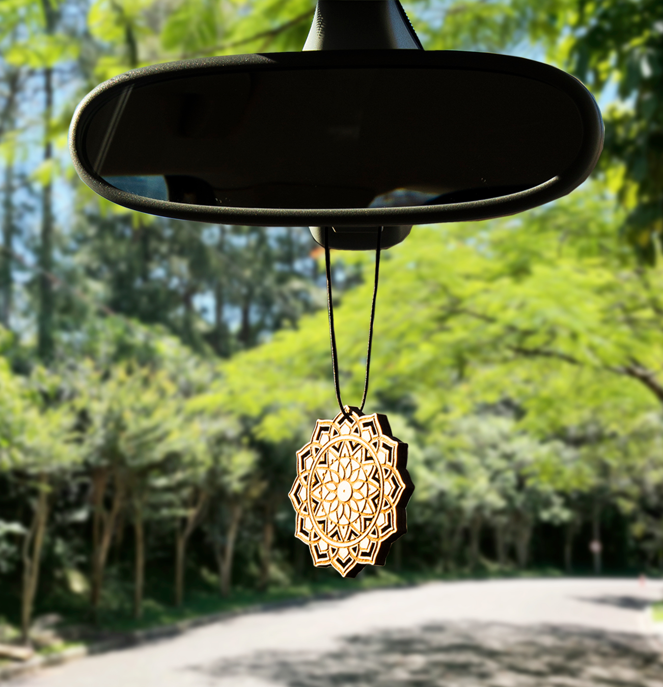 Decorazione per specchietto auto in legno inciso.