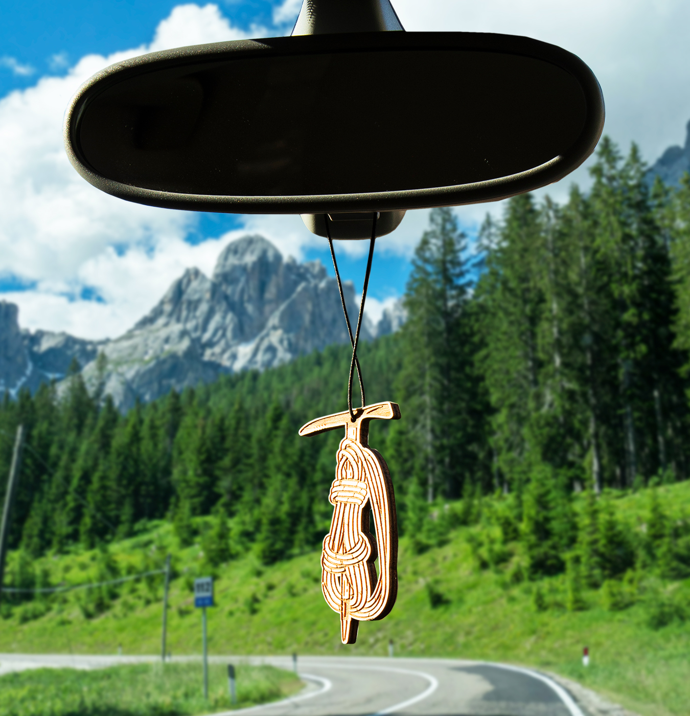 Decorazione per specchietto auto in legno inciso.