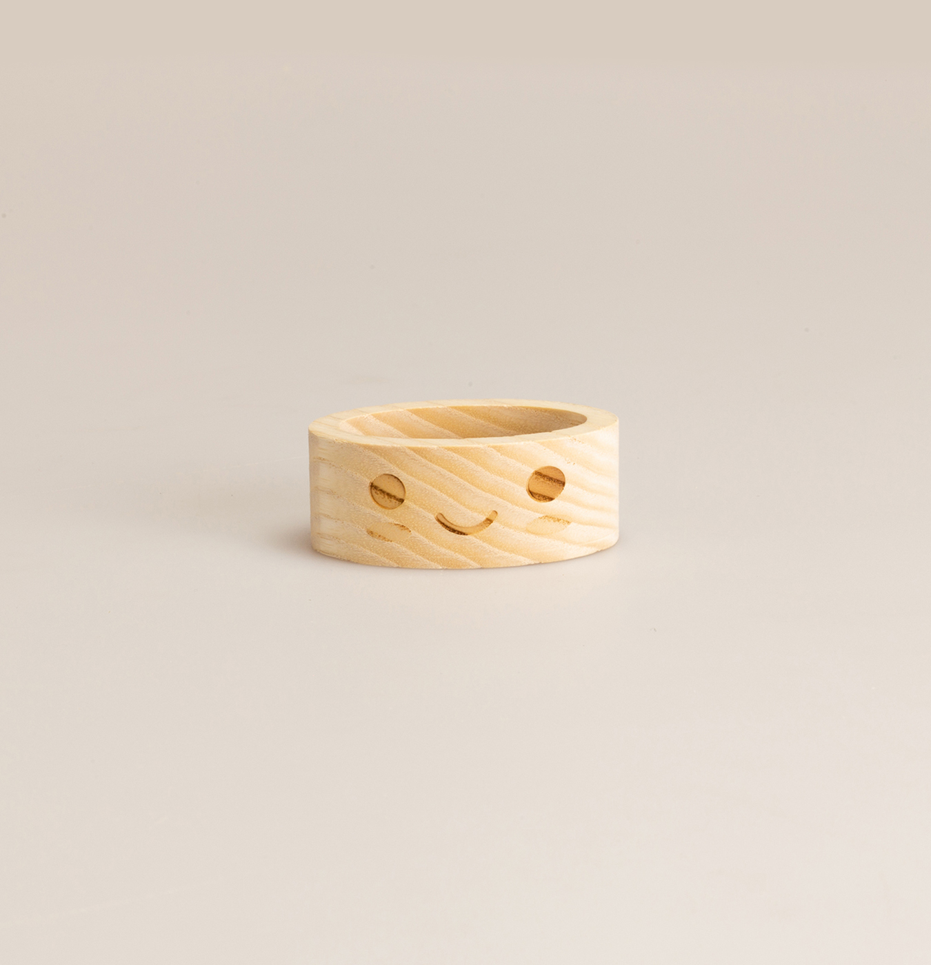 Porta tovaglioli in legno inciso.