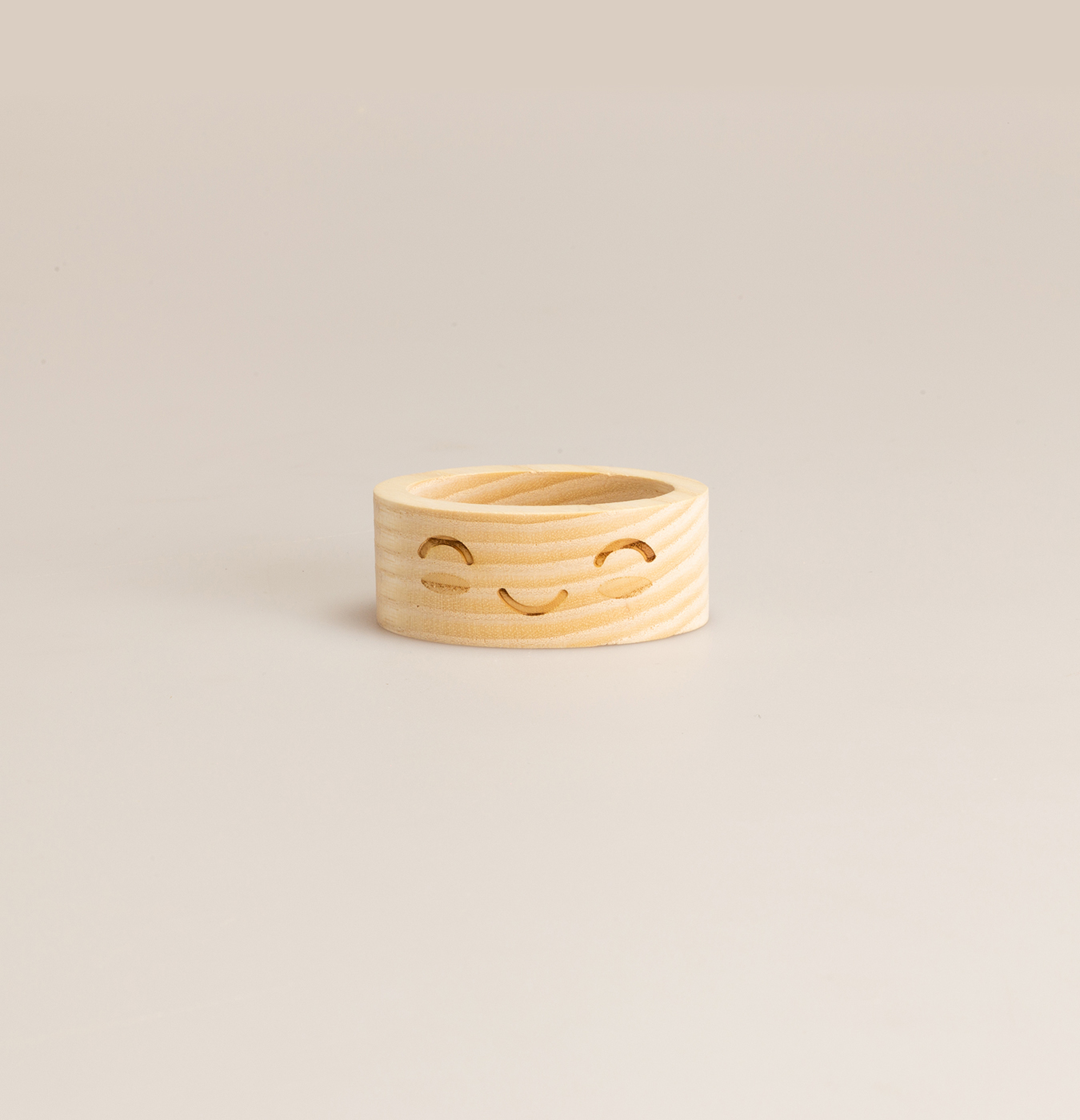 Porta tovaglioli in legno inciso.