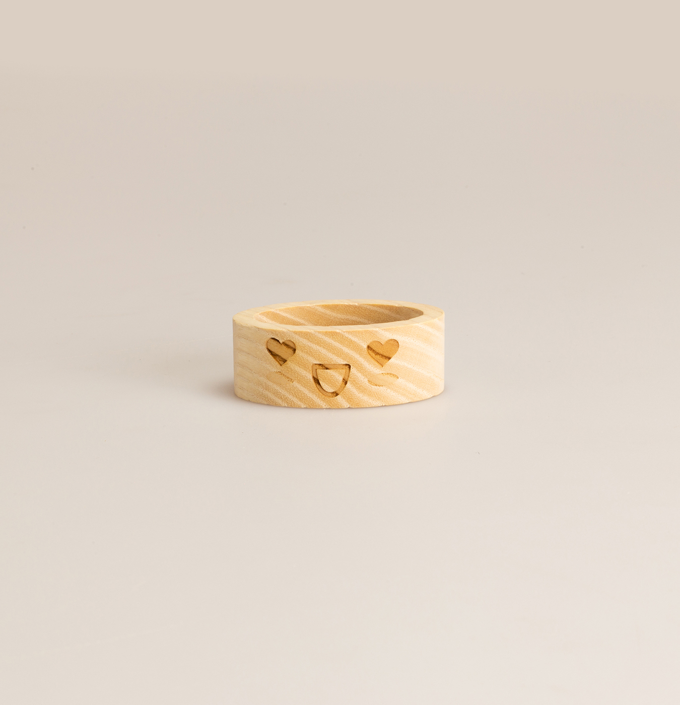 Porta tovaglioli in legno inciso.