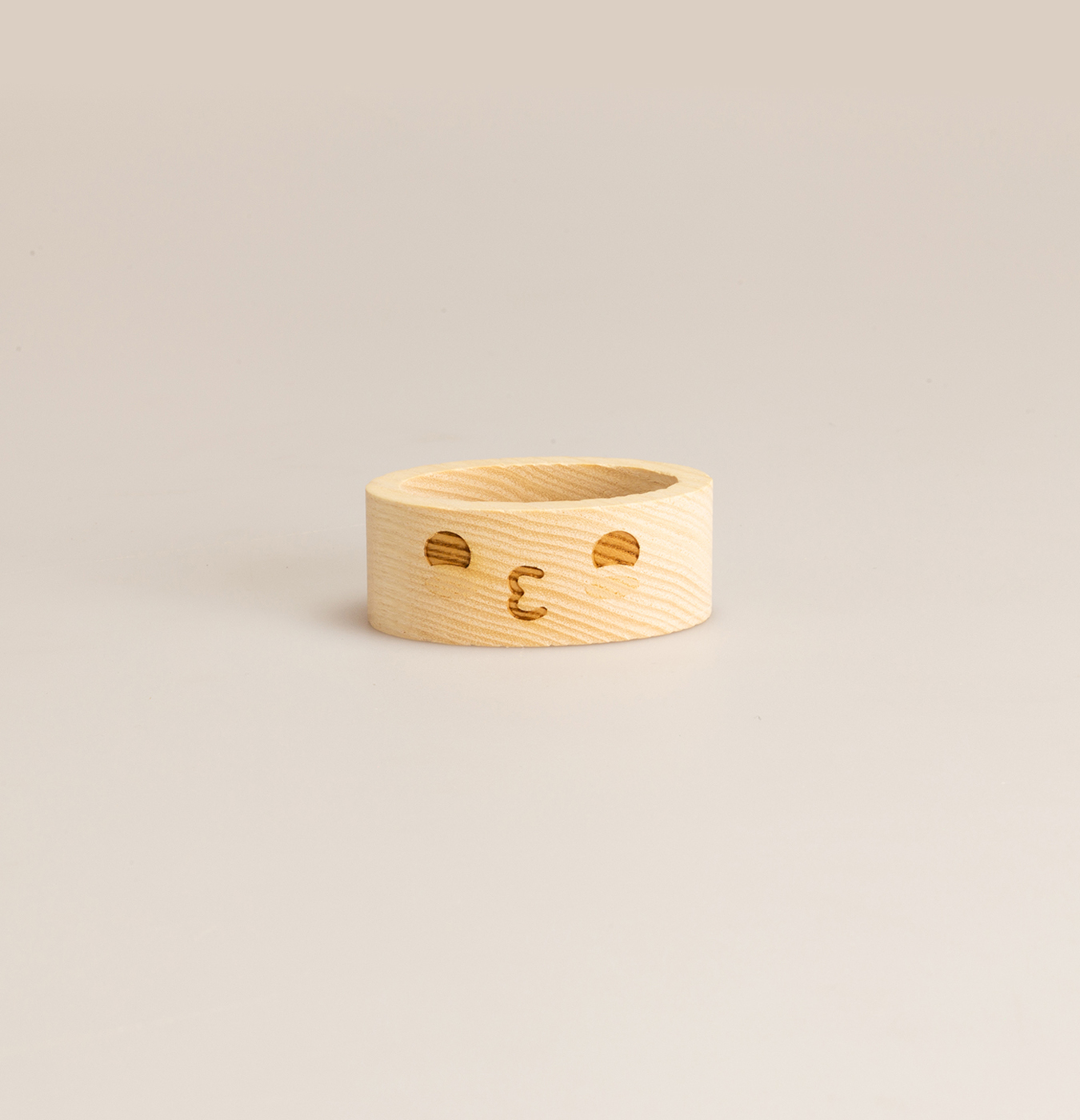 Porta tovaglioli in legno inciso.