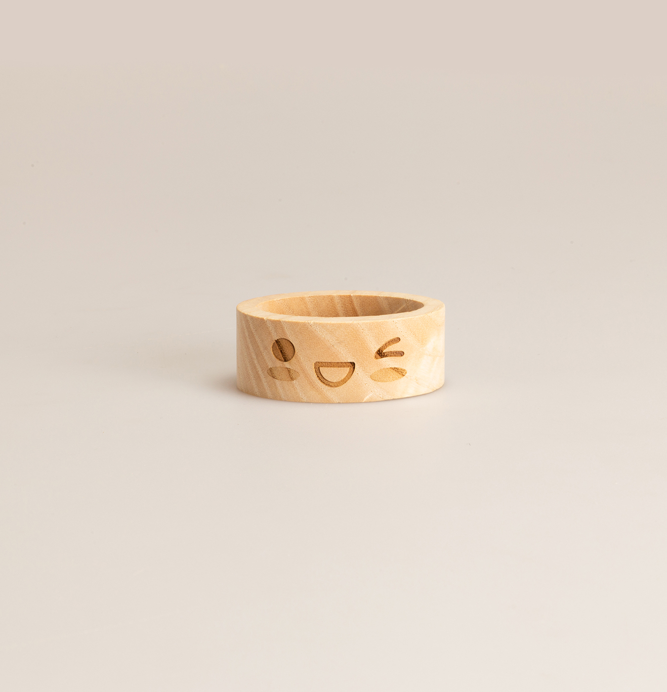 Porta tovaglioli in legno inciso.