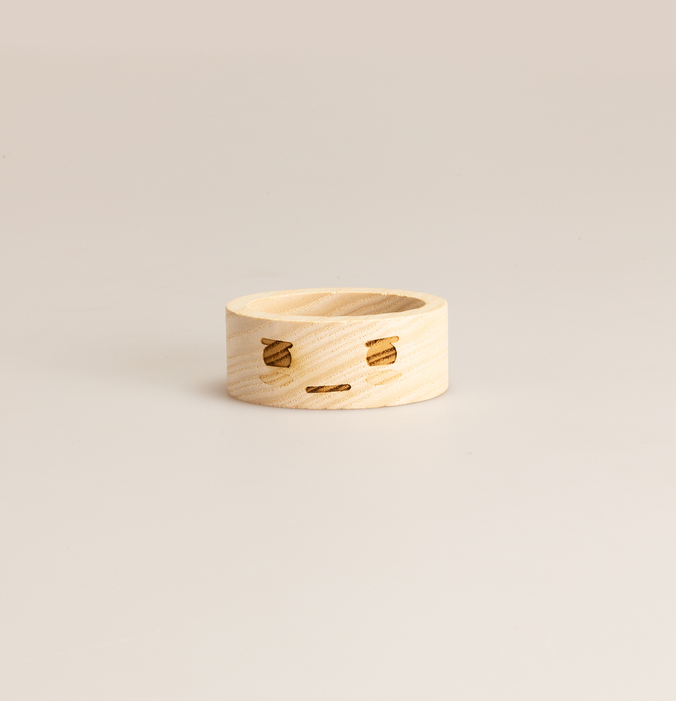 Porta tovaglioli in legno inciso.