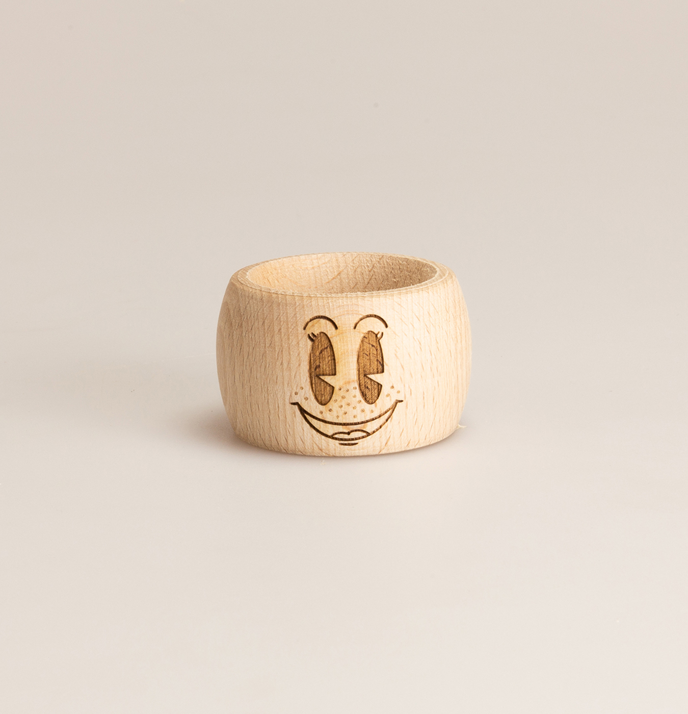 Porta tovaglioli in legno inciso.