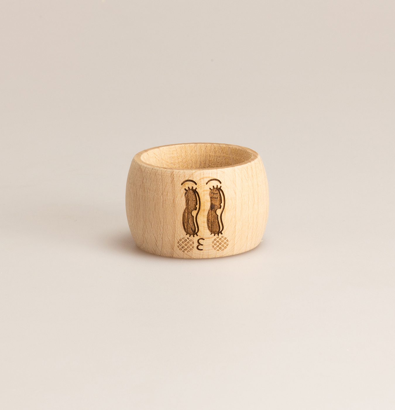 Porta tovaglioli in legno inciso.
