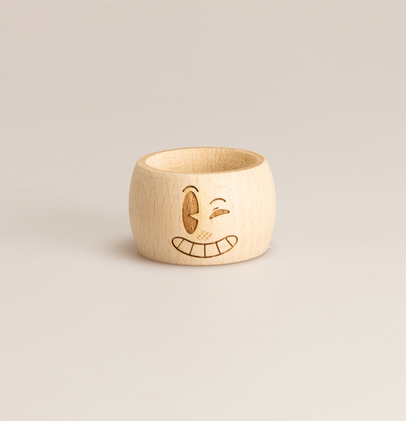 Porta tovaglioli in legno inciso.