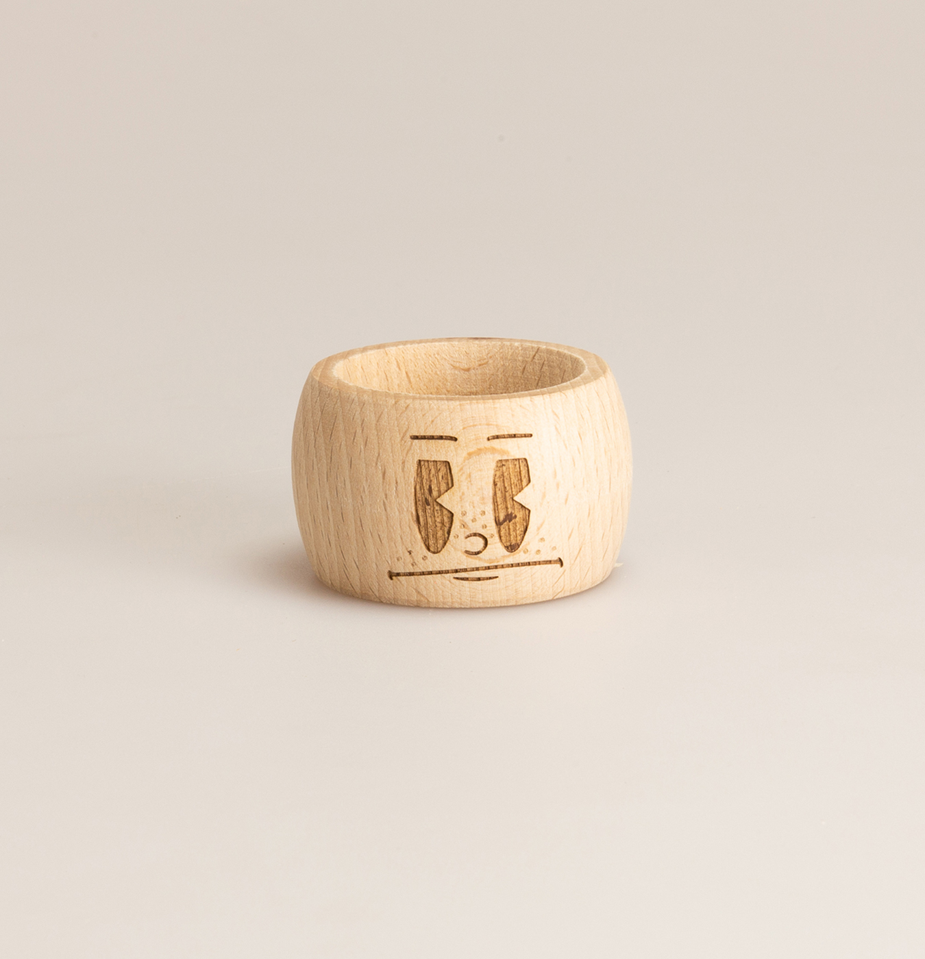 Porta tovaglioli in legno inciso.