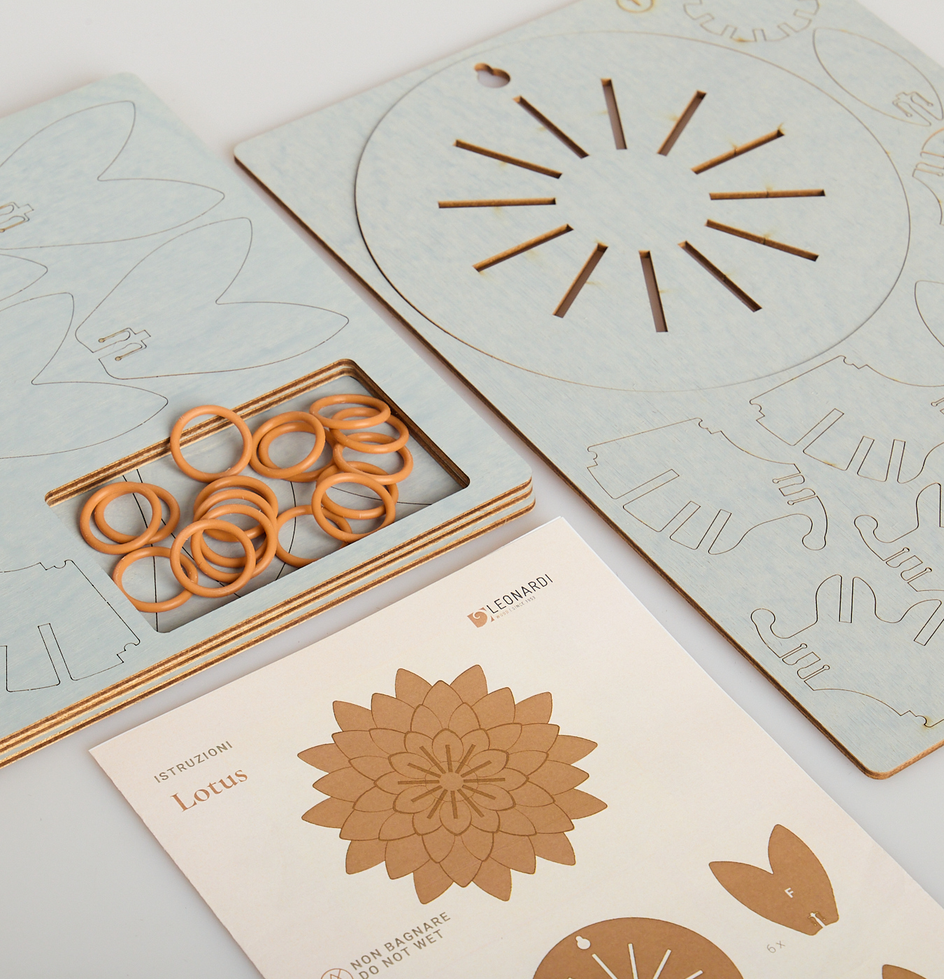 Decorazione in legno fai-da-te a forma di fiore di loto.