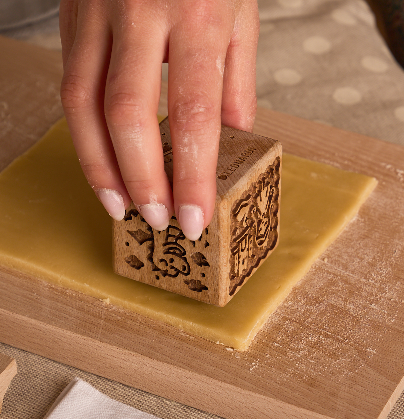 cubo in legno di faggio per stampare i biscotti