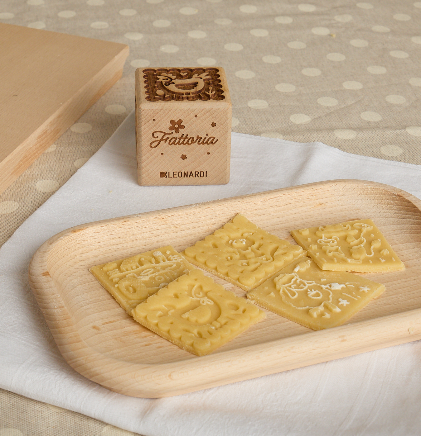 cubo in legno di faggio per stampare i biscotti