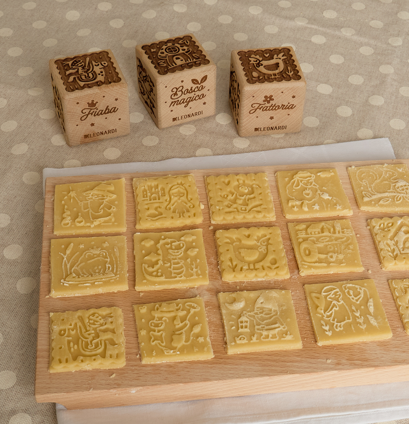 cubo in legno di faggio per stampare i biscotti