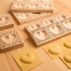 stampo per ravioli con ripieno a forma di cuore e dettagli in rilievo