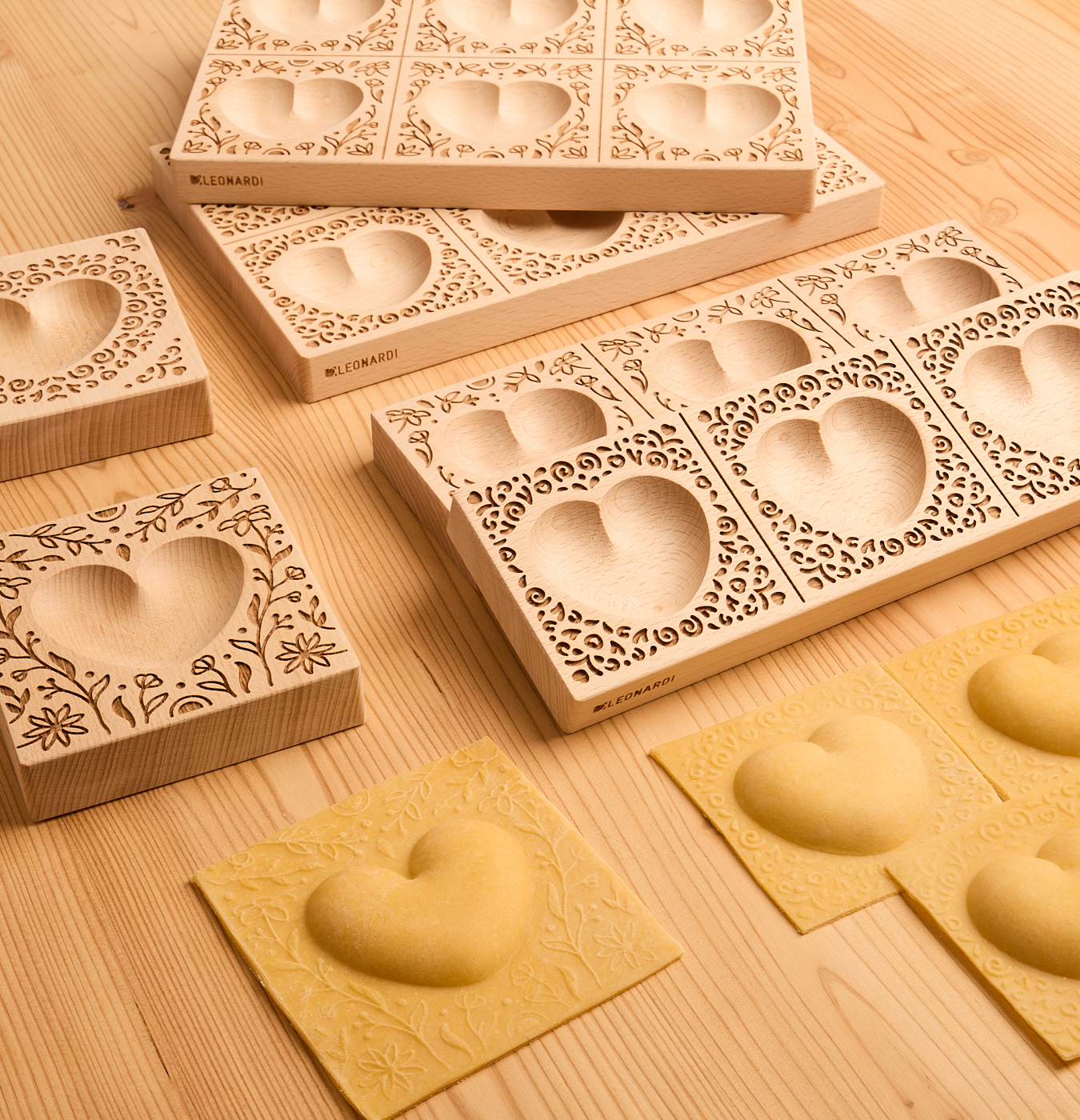 stampo per ravioli con ripieno a forma di cuore e dettagli in rilievo