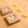 stampo per ravioli con ripieno a forma di cuore e dettagli in rilievo