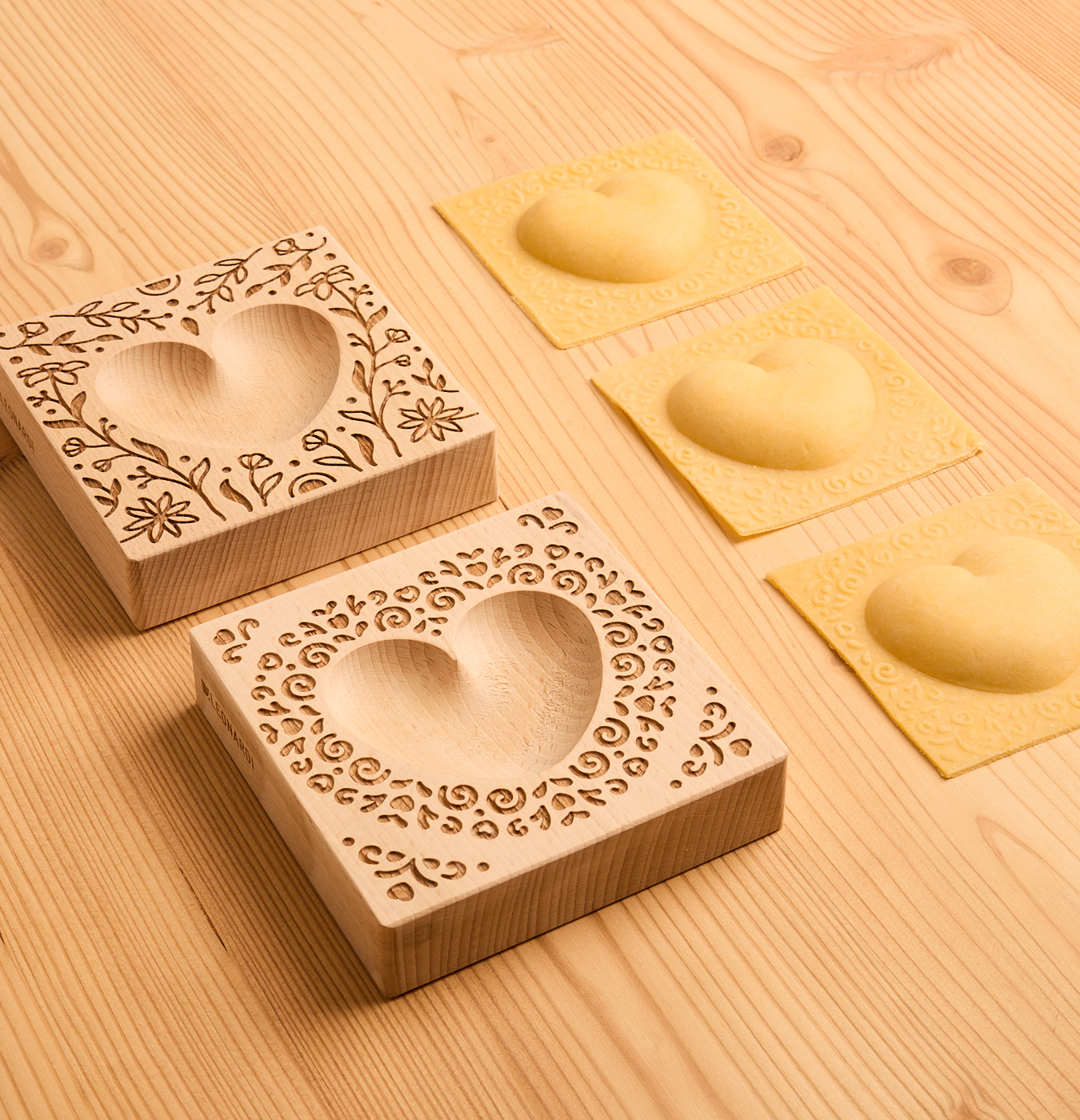 stampo per ravioli con ripieno a forma di cuore e dettagli in rilievo
