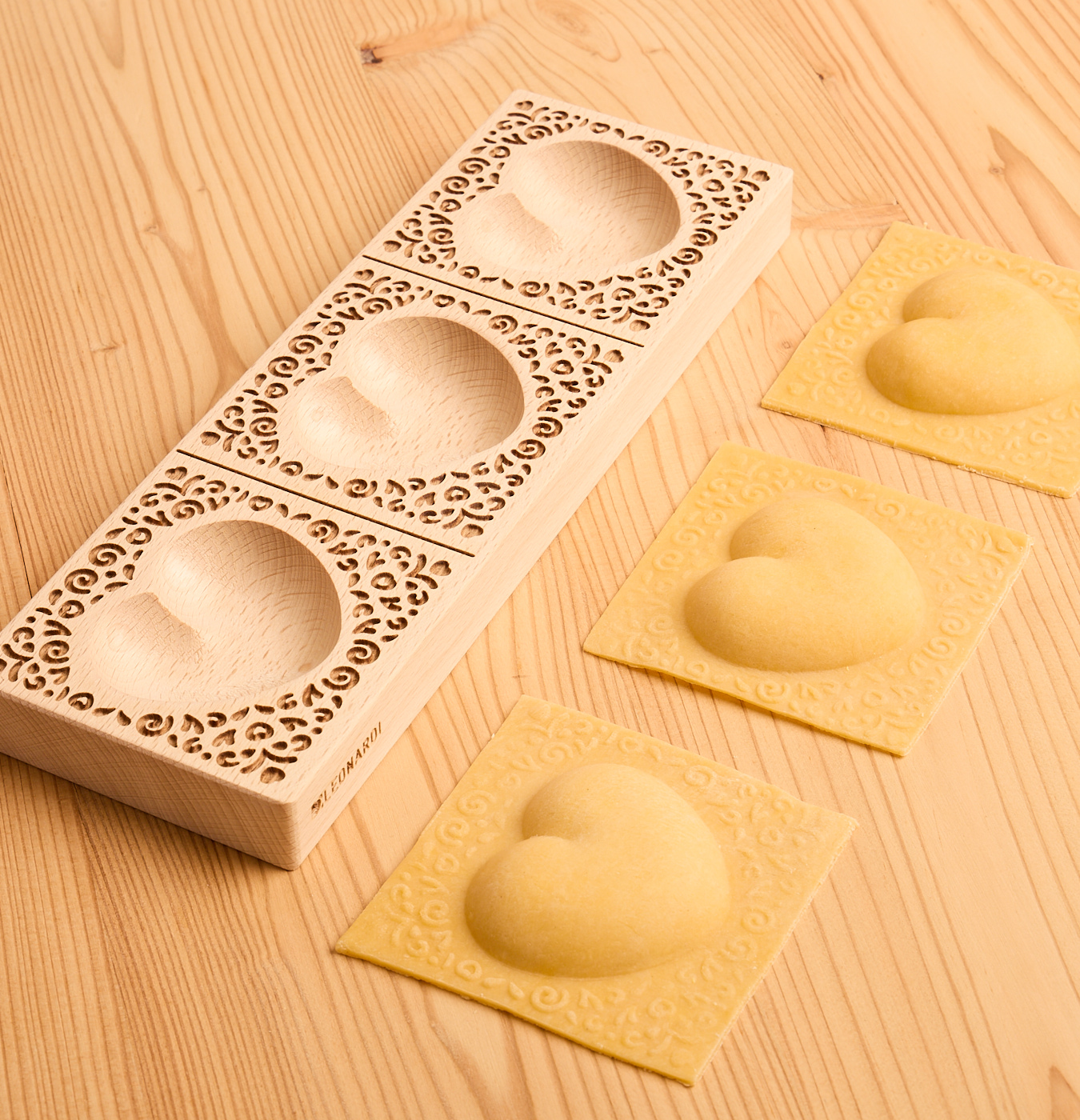 stampo per ravioli con ripieno a forma di cuore e dettagli in rilievo