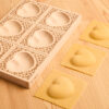 stampo per ravioli con ripieno a forma di cuore e dettagli in rilievo