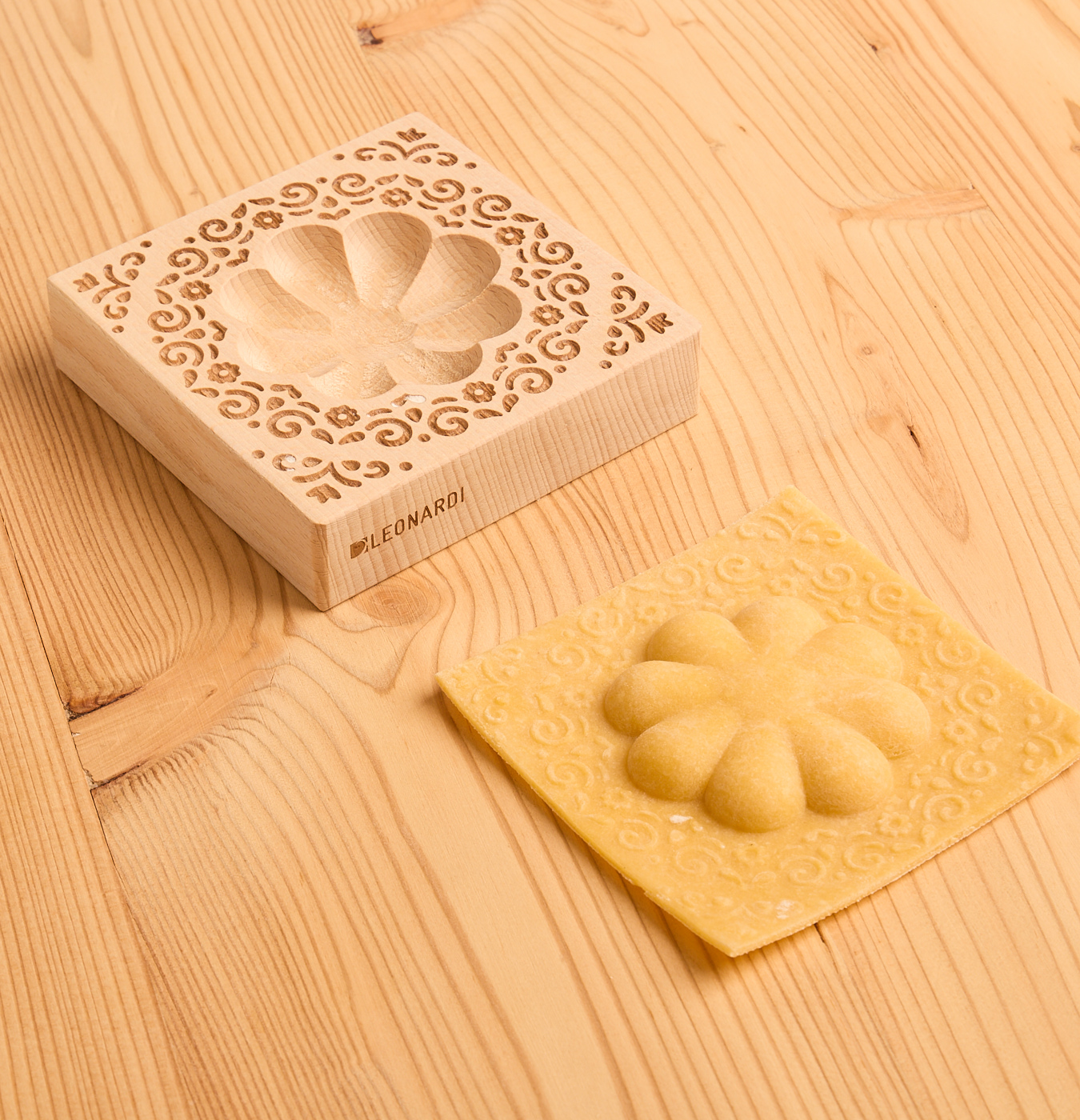 stampo per ravioli con ripieno a forma di fiore e dettagli in rilievo