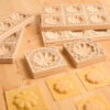 stampo per ravioli con ripieno a forma di fiore e dettagli in rilievo