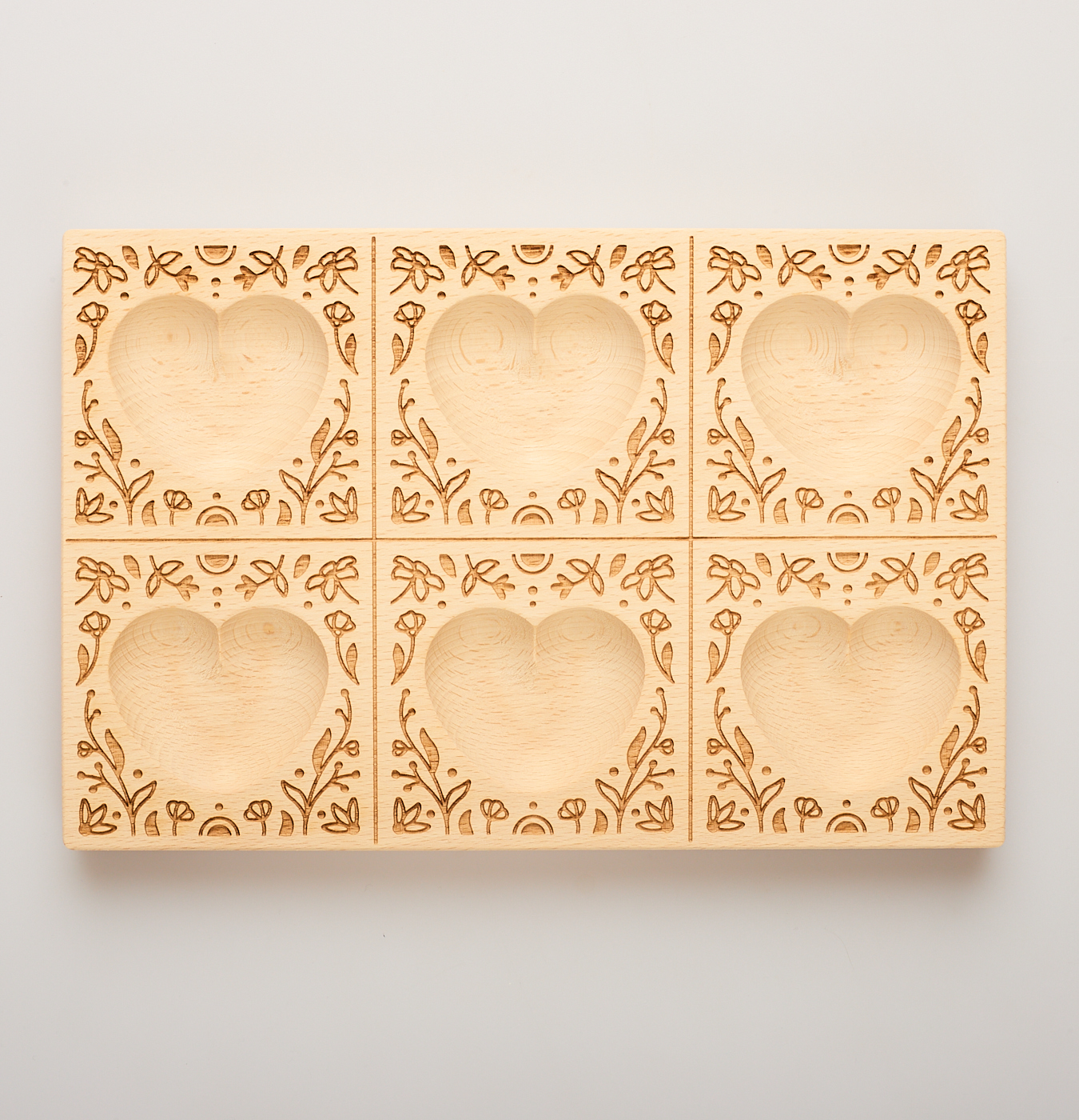 stampo per ravioli con ripieno a forma di cuore e dettagli in rilievo