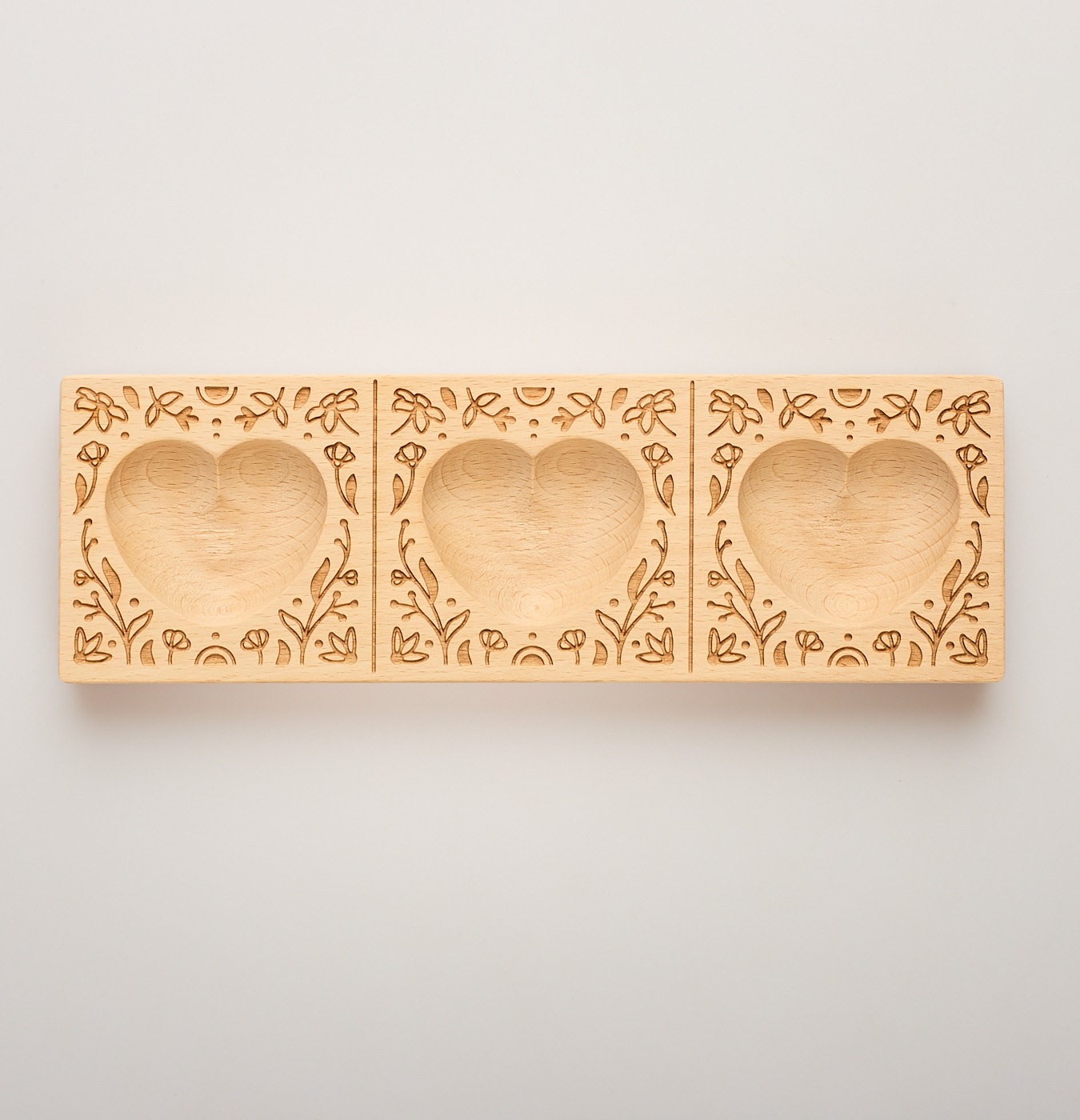 stampo per ravioli con ripieno a forma di cuore e dettagli in rilievo