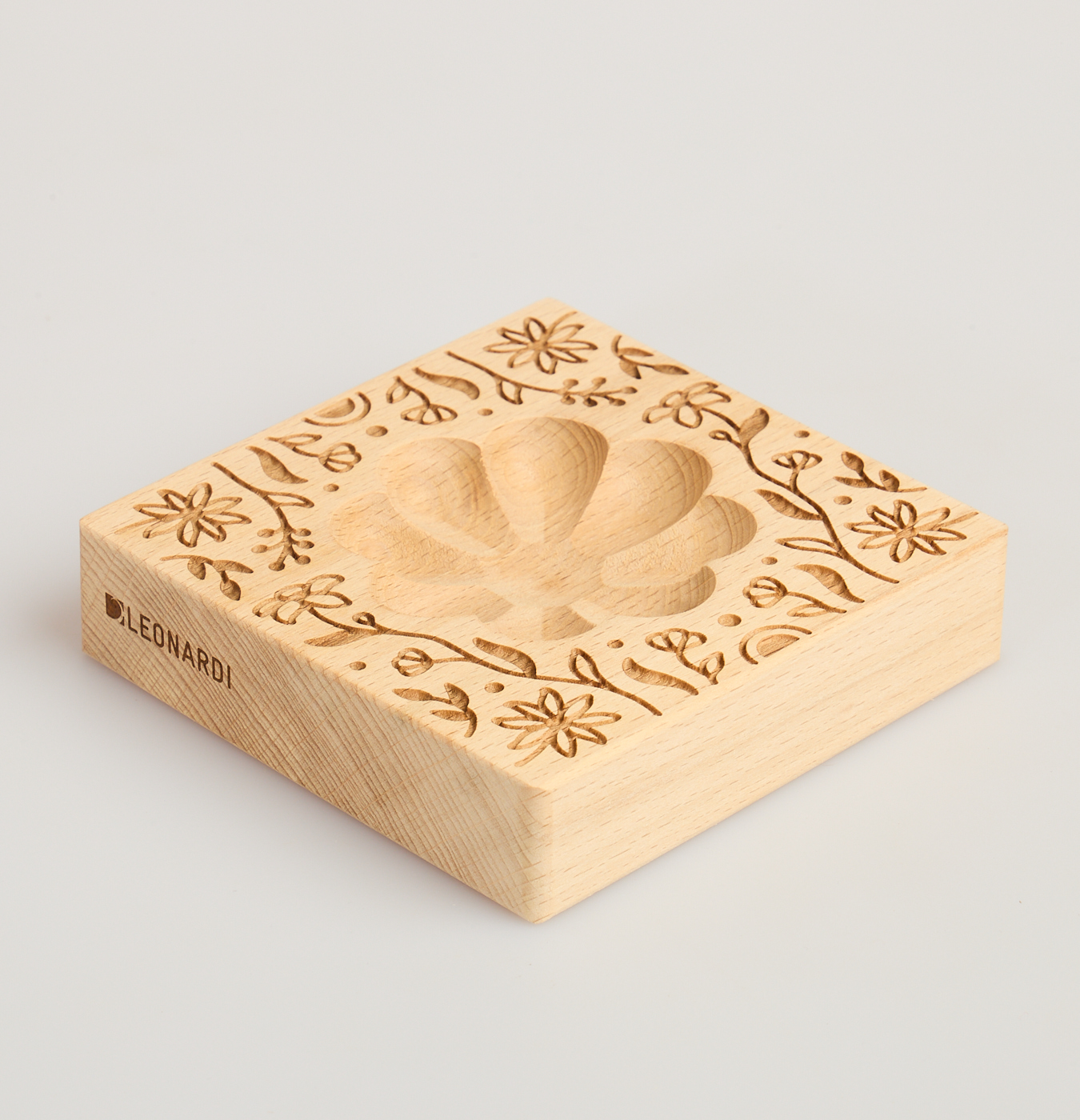 stampo per ravioli con ripieno a forma di fiore e dettagli in rilievo