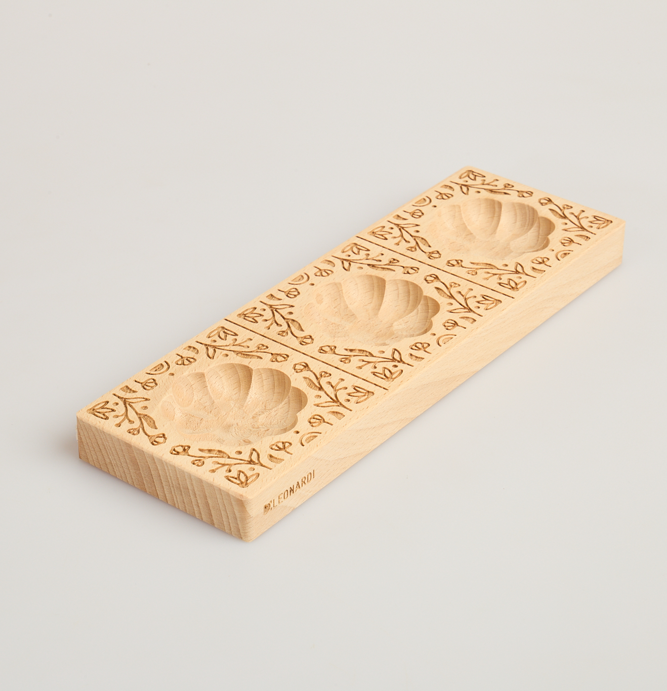 stampo per ravioli con ripieno a forma di fiore e dettagli in rilievo