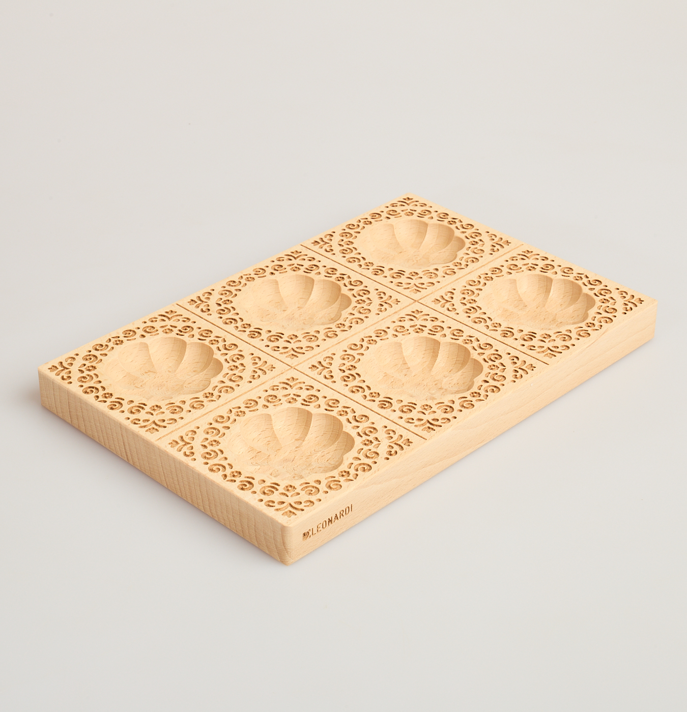 stampo per ravioli con ripieno a forma di fiore e dettagli in rilievo