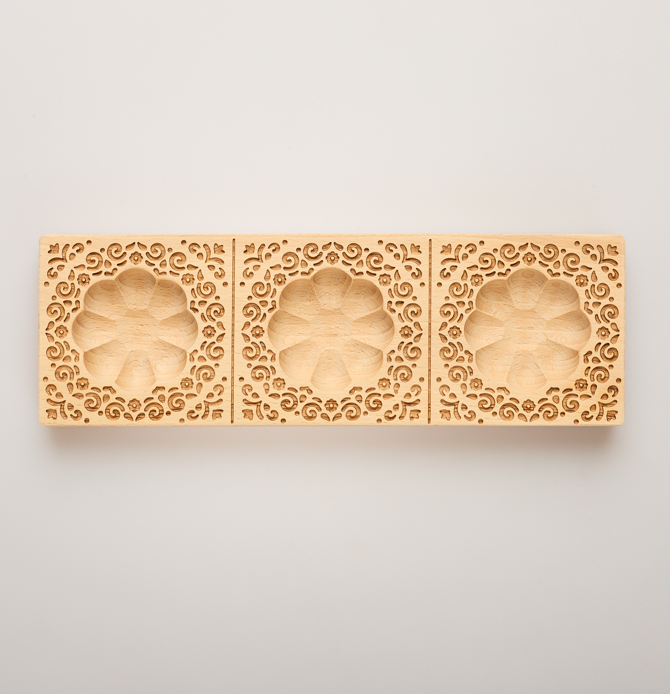 stampo per ravioli con ripieno a forma di fiore e dettagli in rilievo